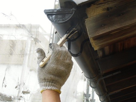 岸和田市春木本町の外壁塗装の雨樋や雨戸の塗装