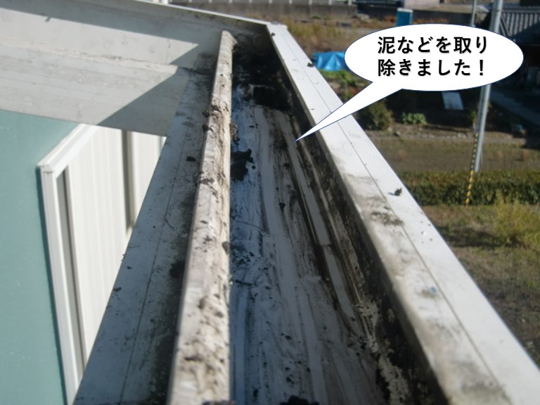 泉南市のテラスに溜まった泥などを取り除きました