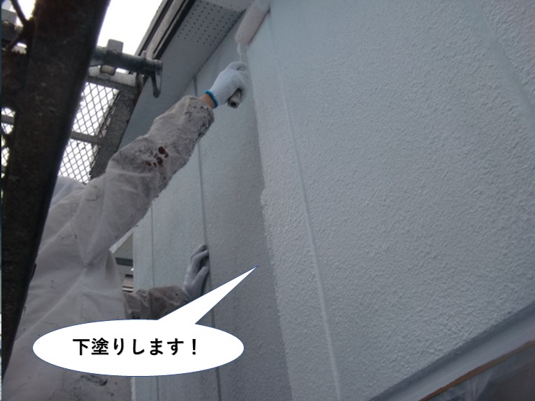 岸和田市の外壁を下塗りします