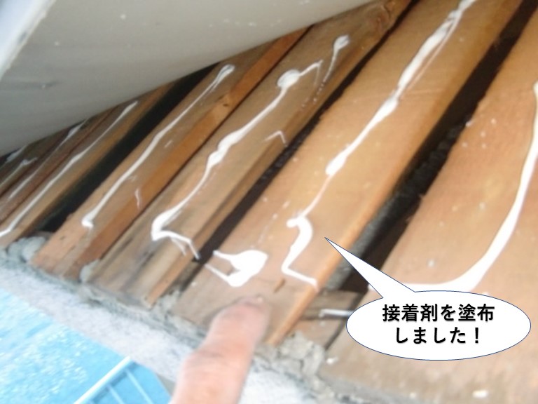 泉南市の庇の下地に接着剤を塗布しました