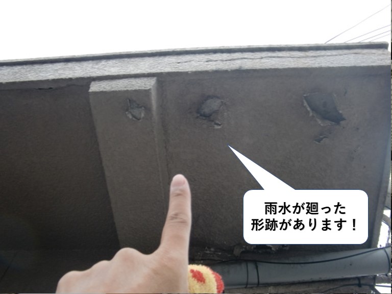 泉大津市のベランダの下端に雨水が廻った形跡があります