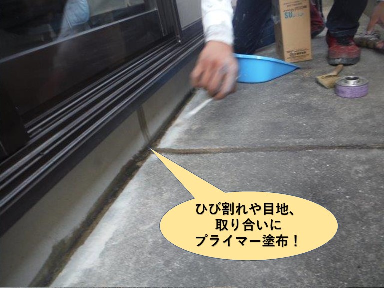 泉大津市のベランダのひび割れや目地、取り合いにプライマー塗布