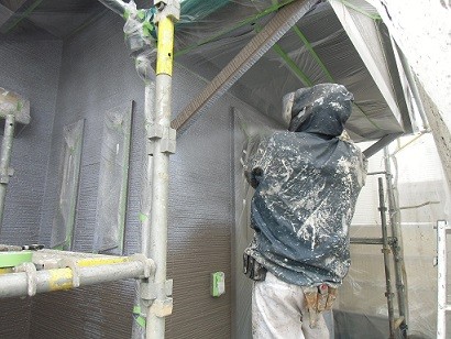 真上町の外壁塗装と屋根塗装で外壁上塗り