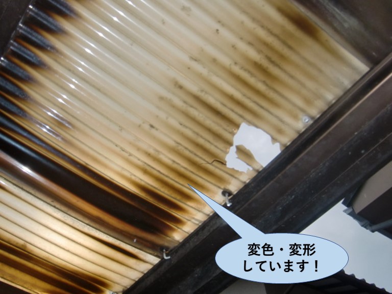 和泉市の波板が変色・変形しています