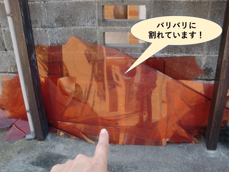 岸和田市のカーポートの平板がバリバリに割れています