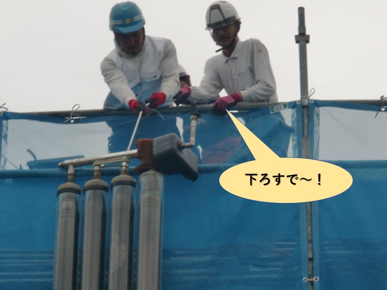 阪南市のソーラーの部材荷下ろし中