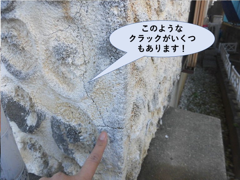 泉佐野市の外壁の無数にあるクラック