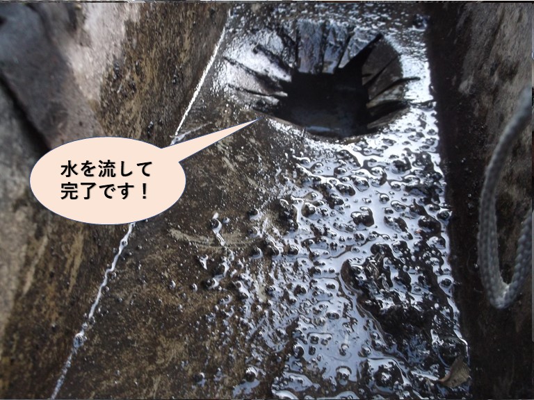 岸和田市のあ雨樋に水を流して雨樋清掃完了！