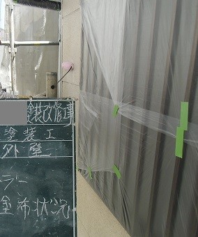 岸和田市真上町の外壁塗装と屋根塗装で外壁下地塗り