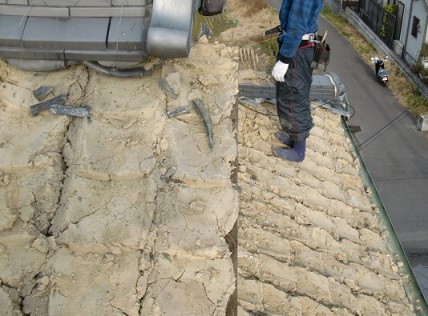 岸和田市天神山町の和瓦の葺き替えで古い瓦撤去2日目