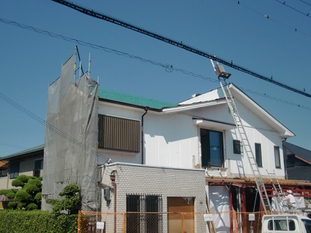 岸和田市上松町の屋根の防水シートと新スレート瓦へ葺き替え開始