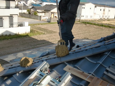 岸和田市東大路町の和瓦の屋根葺き替えで棟瓦の漆喰塗り