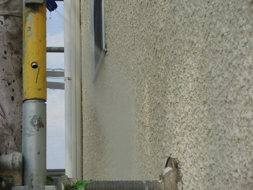 岸和田市極楽寺町で高圧洗浄でカビ除去する外壁・屋根塗装着工