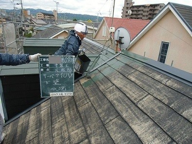泉佐野市で綺麗なグリーンの屋根塗り替え工事状況！