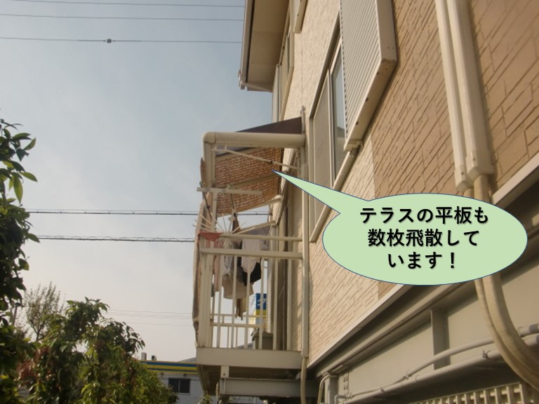 貝塚市のテラスの平板も数枚飛散