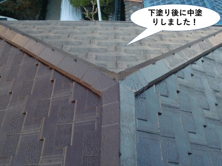 忠岡町の屋根を下塗り後に中塗りしました