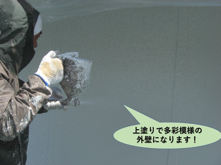 岸和田市の塗装工事で上塗りで多彩模様の外壁になります