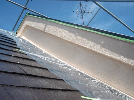 岸和田市極楽寺町で中塗り工程の屋根と外壁塗装