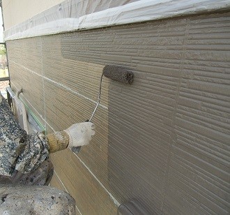 岸和田市真上町の外壁塗装と屋根塗装で外壁中塗り