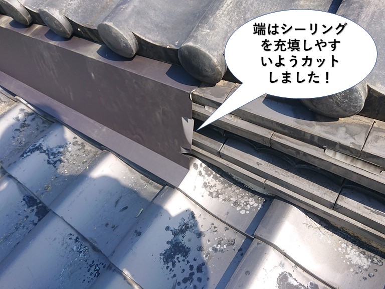 貝塚市の腰上げの板金の端はシーリングを充填しやすいようカットしました