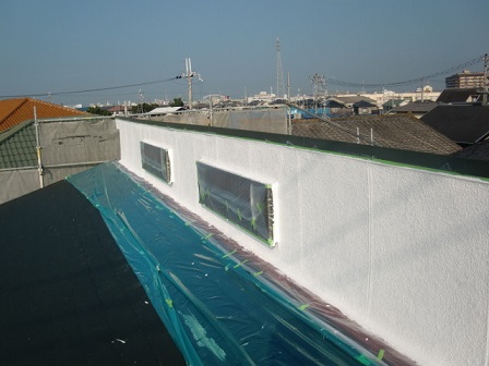 岸和田市上松町の外壁塗装で上塗りの工程