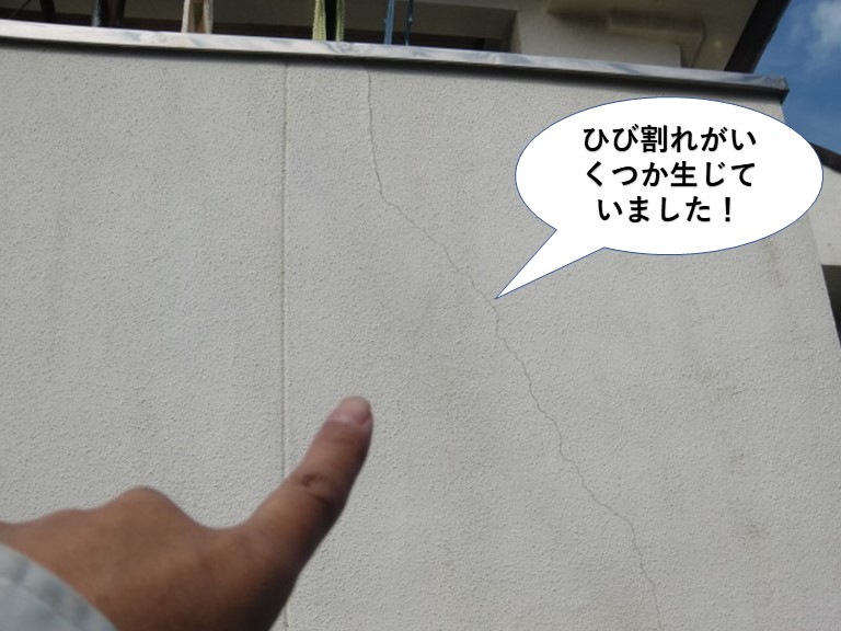 岸和田市のベランダの壁にひび割れがいくつか生じていました