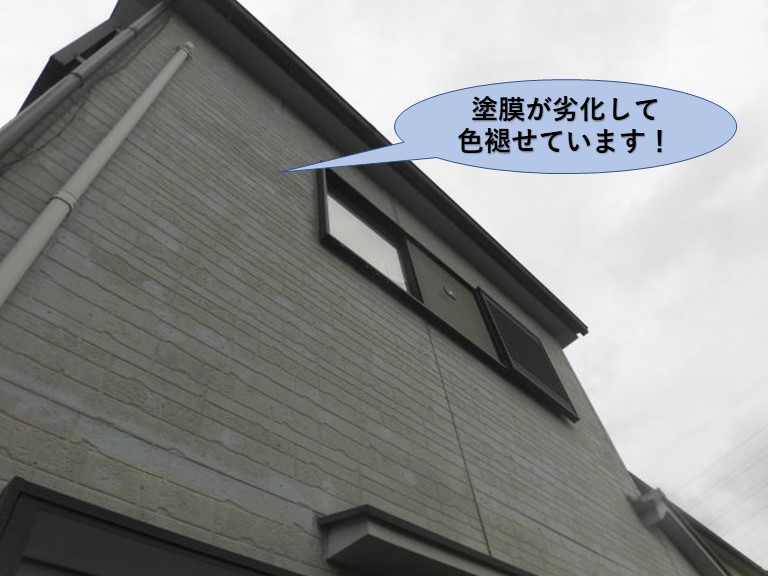 泉佐野市の外壁の塗膜が劣化して色褪せています