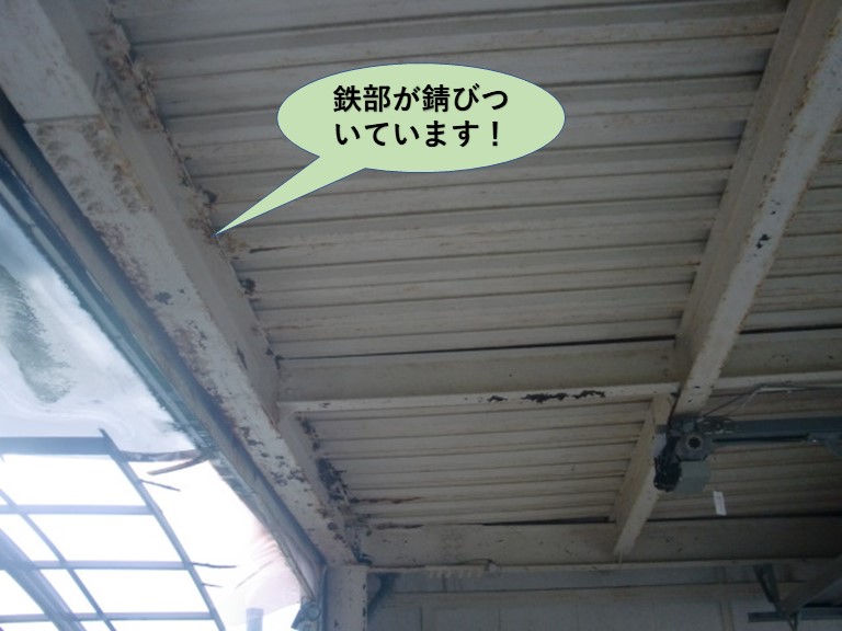 泉大津市のガレージの鉄部が錆びついています