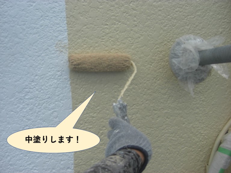 高石市の外壁を中塗りします