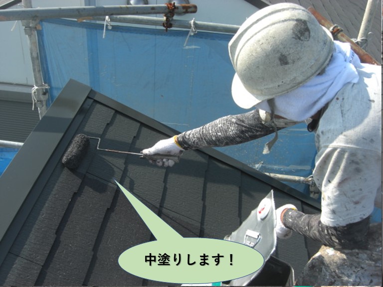 泉佐野市のスレートを中塗りします
