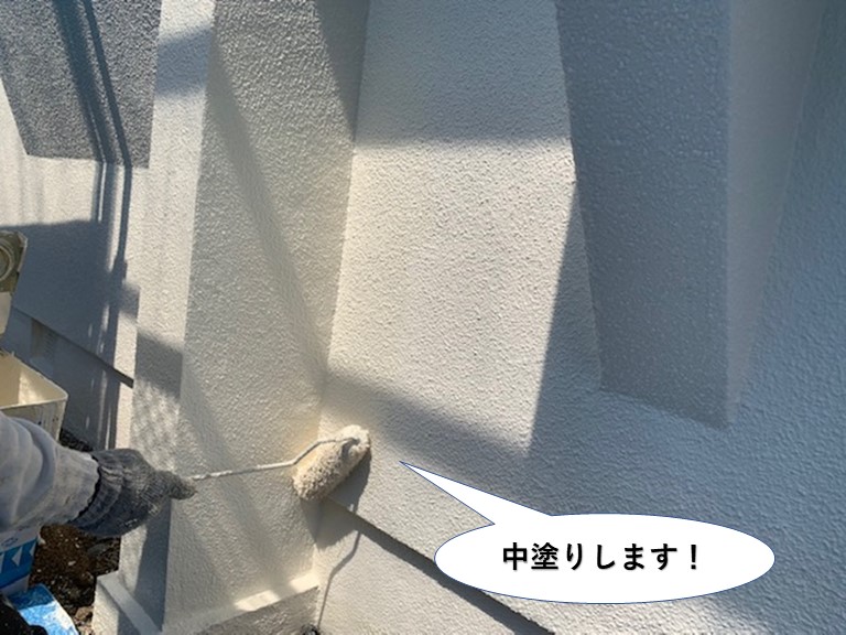 岸和田市のベランダの壁を中塗りします