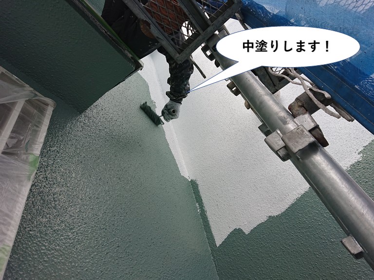 泉南市の外壁を中塗りします