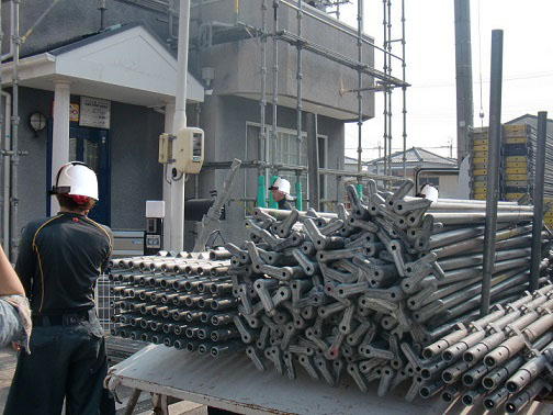 泉佐野市俵屋で遮熱塗料での屋根塗装着工で足場組立