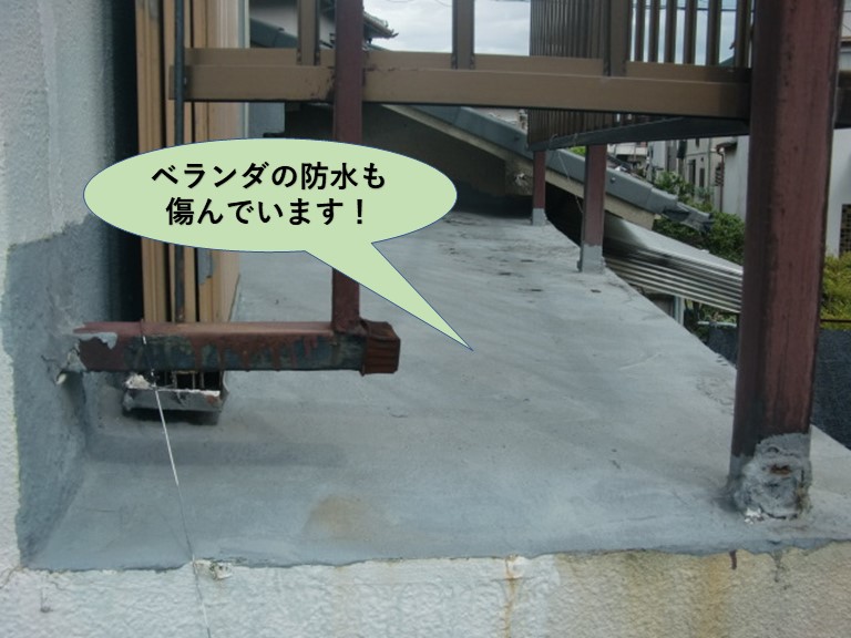 泉佐野市のベランダの防水も傷んでいます