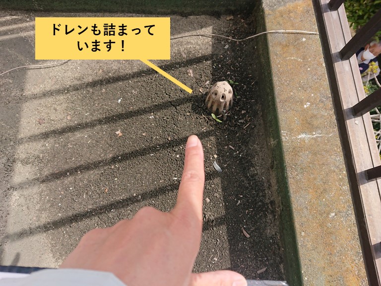 和泉市のベランダのドレンが詰まっています