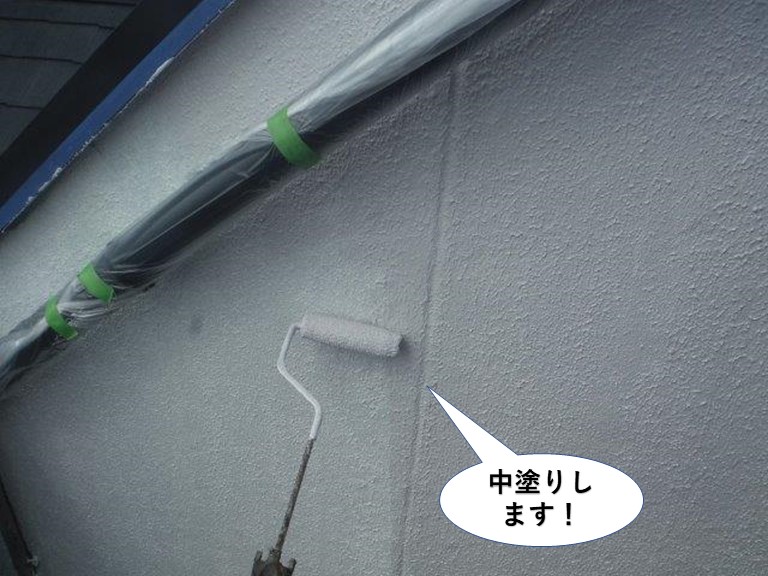 熊取町のベランダの壁の中塗り