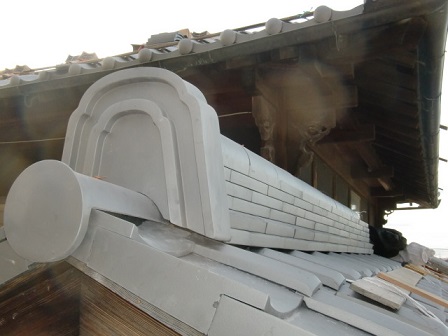 岸和田市東大路町の和瓦の屋根葺き替えで棟瓦の設置など