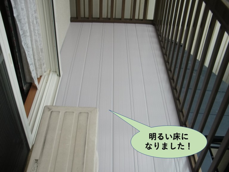 岸和田市のベランダが明るい床になりました