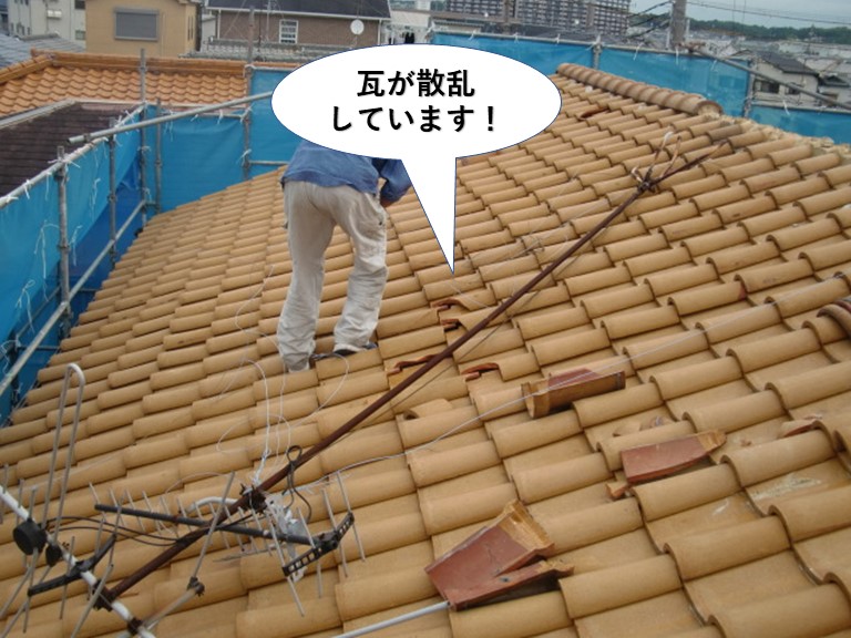 和泉市の棟瓦が散乱しています