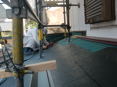 岸和田市上松町で屋根葺き替えと同時に天窓を取付ました！