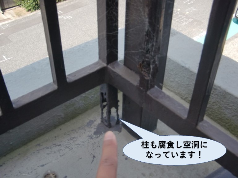 泉南市の手すりの柱も腐食し空洞になっています