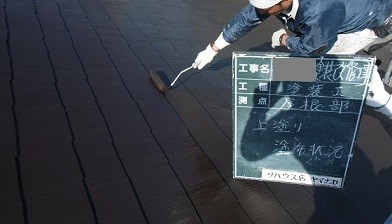 岸和田市真上町の外壁塗装と屋根塗装で屋根の上塗り