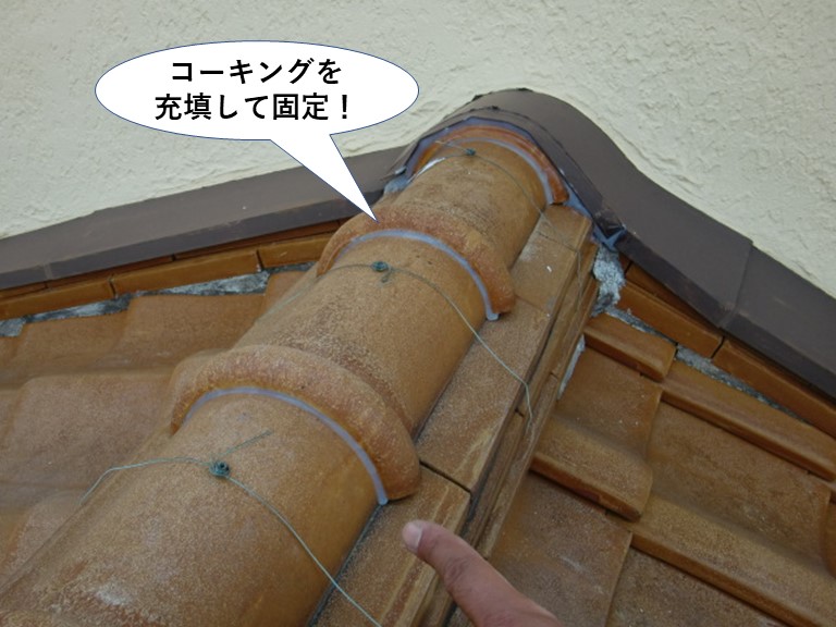 和泉市の下屋の棟にもコーキングを充填