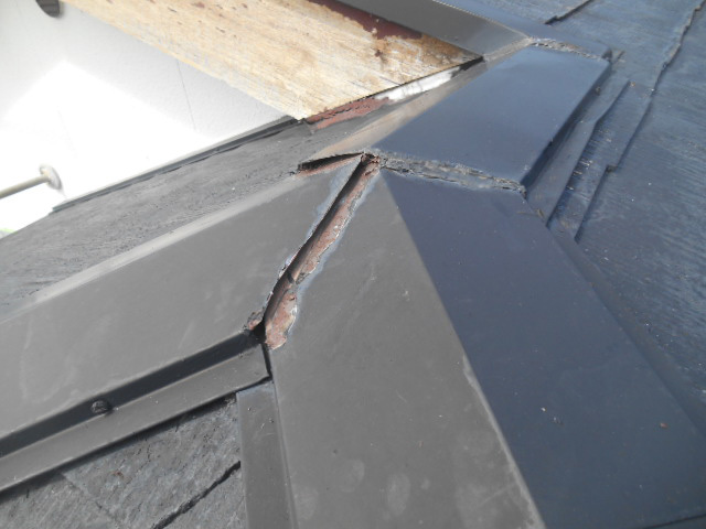 岸和田市天神山町の棟板金のコーキング劣化
