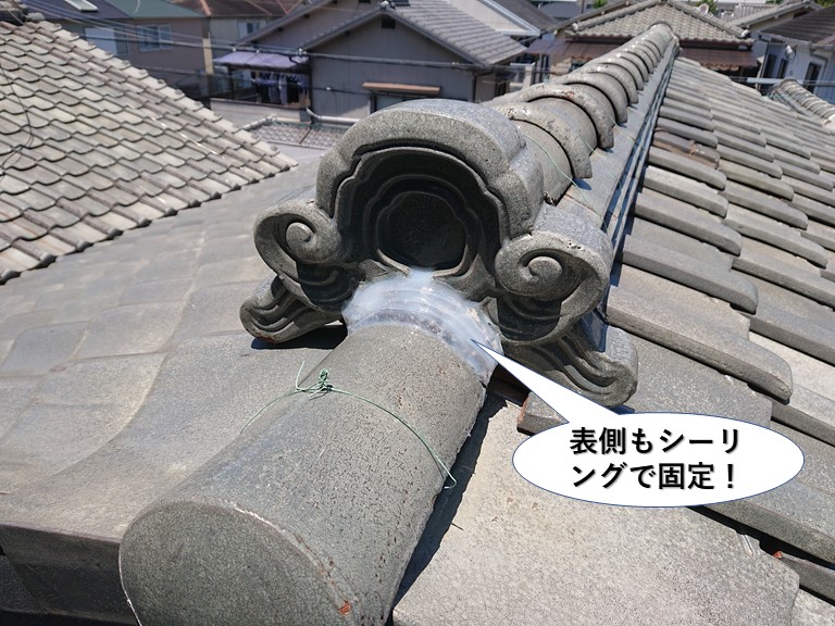 泉佐野市の鬼瓦の表側もシーリングで固定