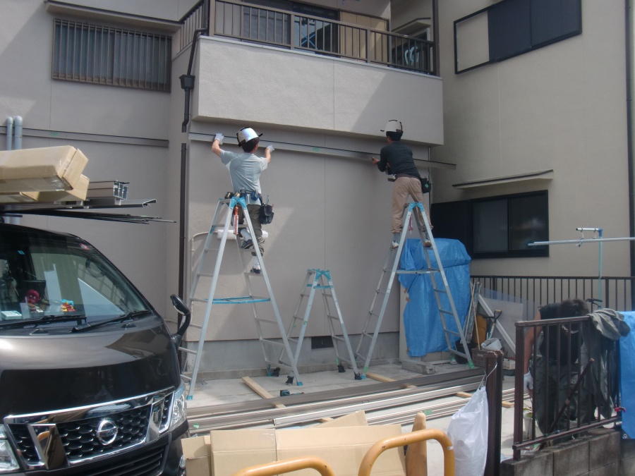 岸和田市神須屋町のカーポートのフレーム設置