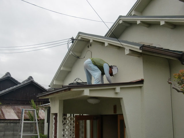 泉南市岡田の玄関庇の張替え
