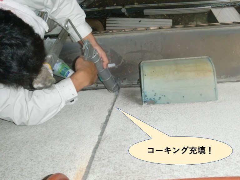 岸和田市の外壁の目地にコーキング充填