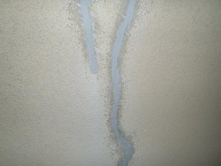 岸和田市春木本町の外壁塗装前のひび修理