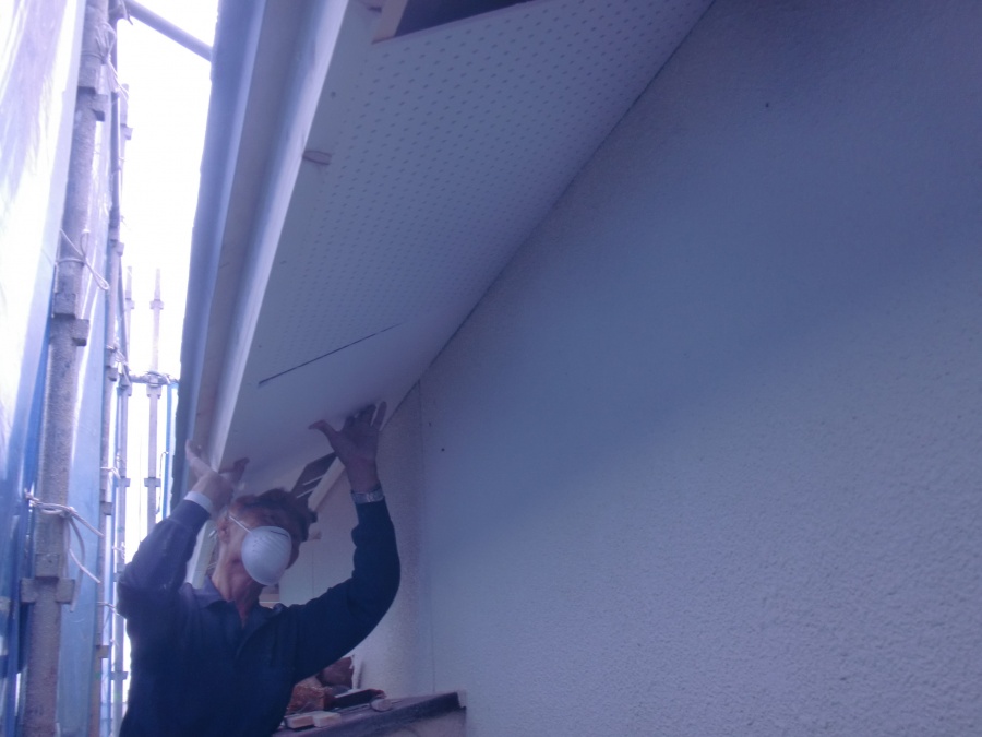 岸和田市土生町の軒天井にケイカル板取り付け